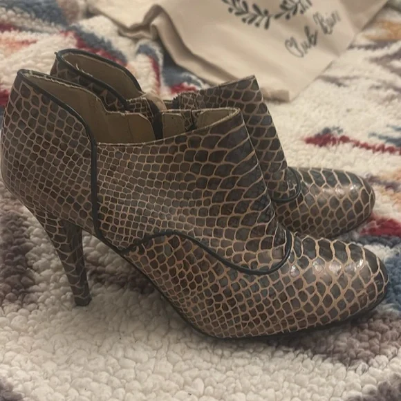 Shoes - Picture 2 of 5